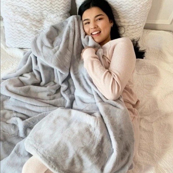 Unhide Lil’ Marsh Faux Fur Throw Blanket Silver Fox Rare Discontinued Color - Picture 2 of 11